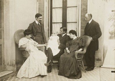 Leonor Fini, avec ses parents (à gauche) et la famille de son père, Buenos Aires, 1907