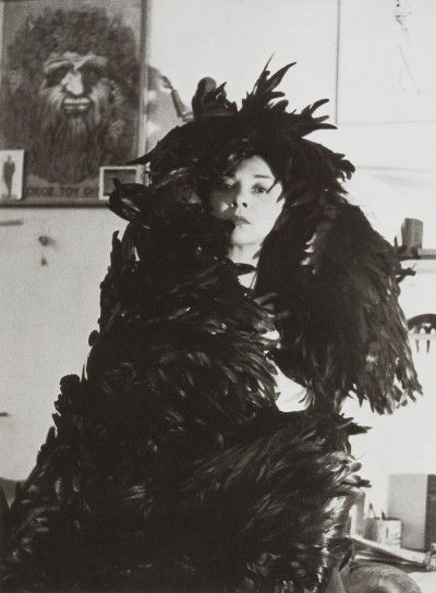 Leonor Fini dans son atelier, rue Payenne, Paris, 1946, photographie de Horst