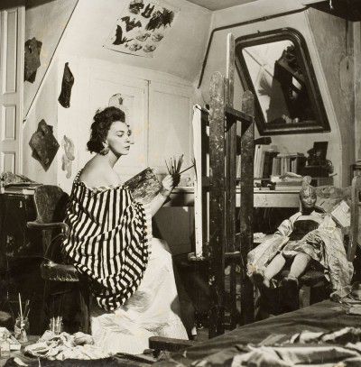 Leonor Fini dans son atelier rue Payenne, Paris, 1952